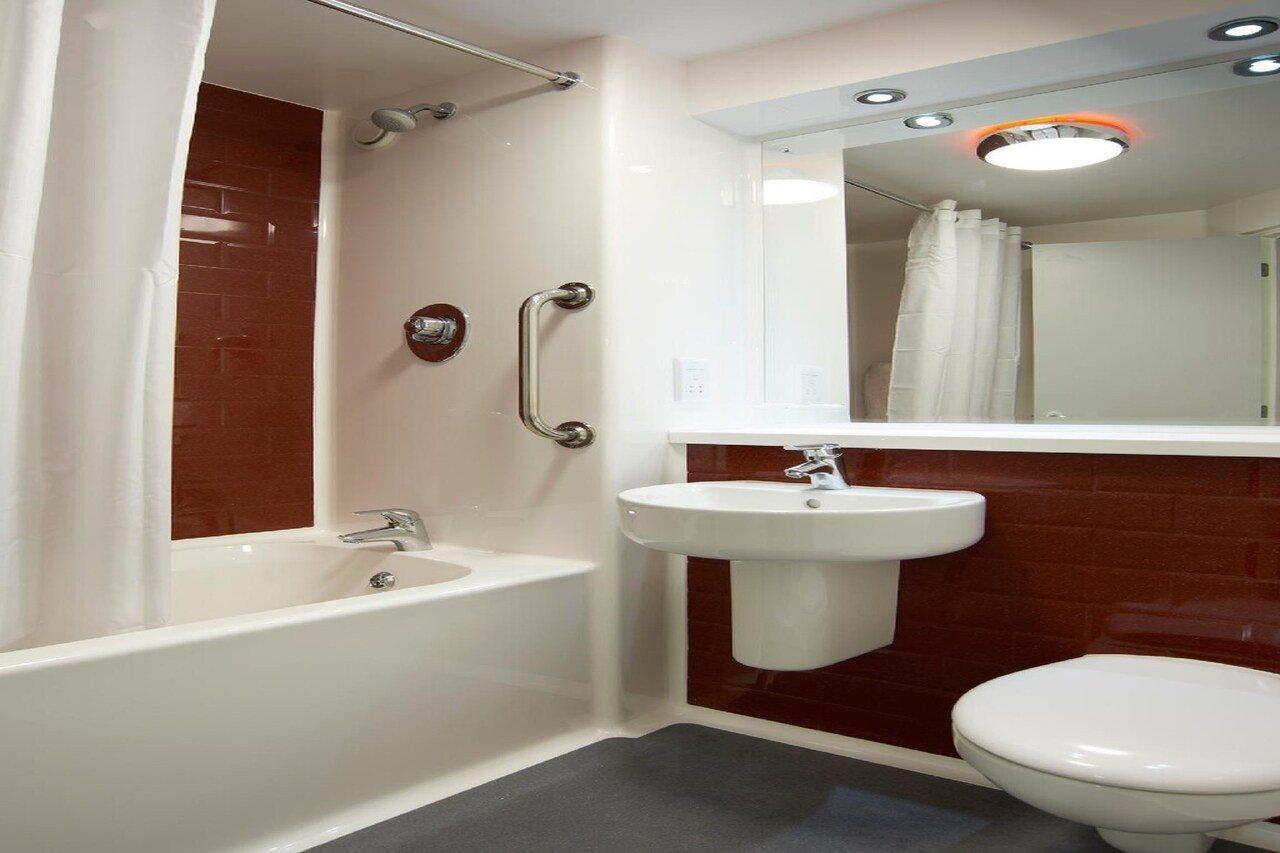 แทรเวลลอดจ์ ไฮ วีคอมบ์ เซ็นทรัล Hotel ไฮวิคัมบ์ ภายนอก รูปภาพ